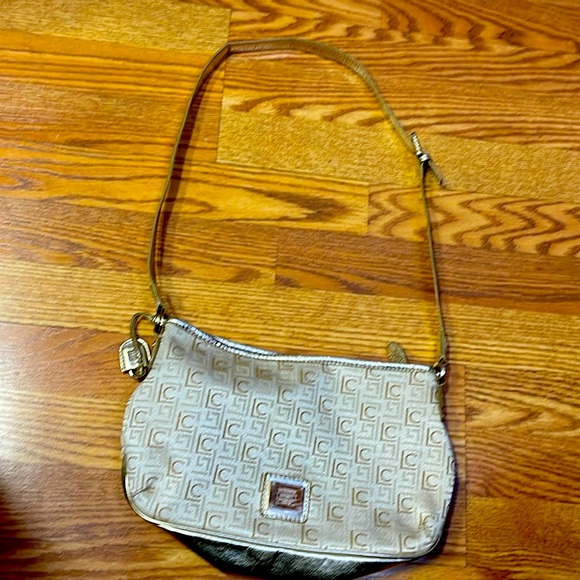Liz Claiborne Handbags - Liz Claiborne Cream & Gold Ladies Bag. Pre-owned. Very clean. Hardly used.